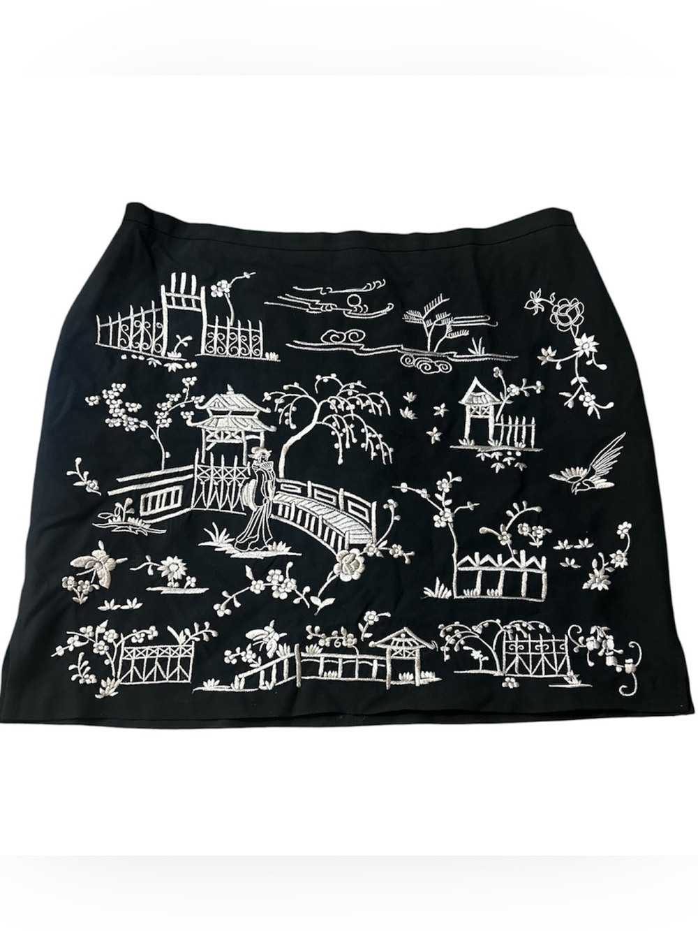BCBGMaxAzria Black Mini Skirt with White Asian Scenic Embroidery Size 8